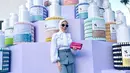 Perempuan yang baru genap 40 tahun itu terlihat mengenakan white blouse dengan detail pita di bagian depan, dipadukan dengan high waist pants warna abu-abu. (Instagram/princessyahrini).