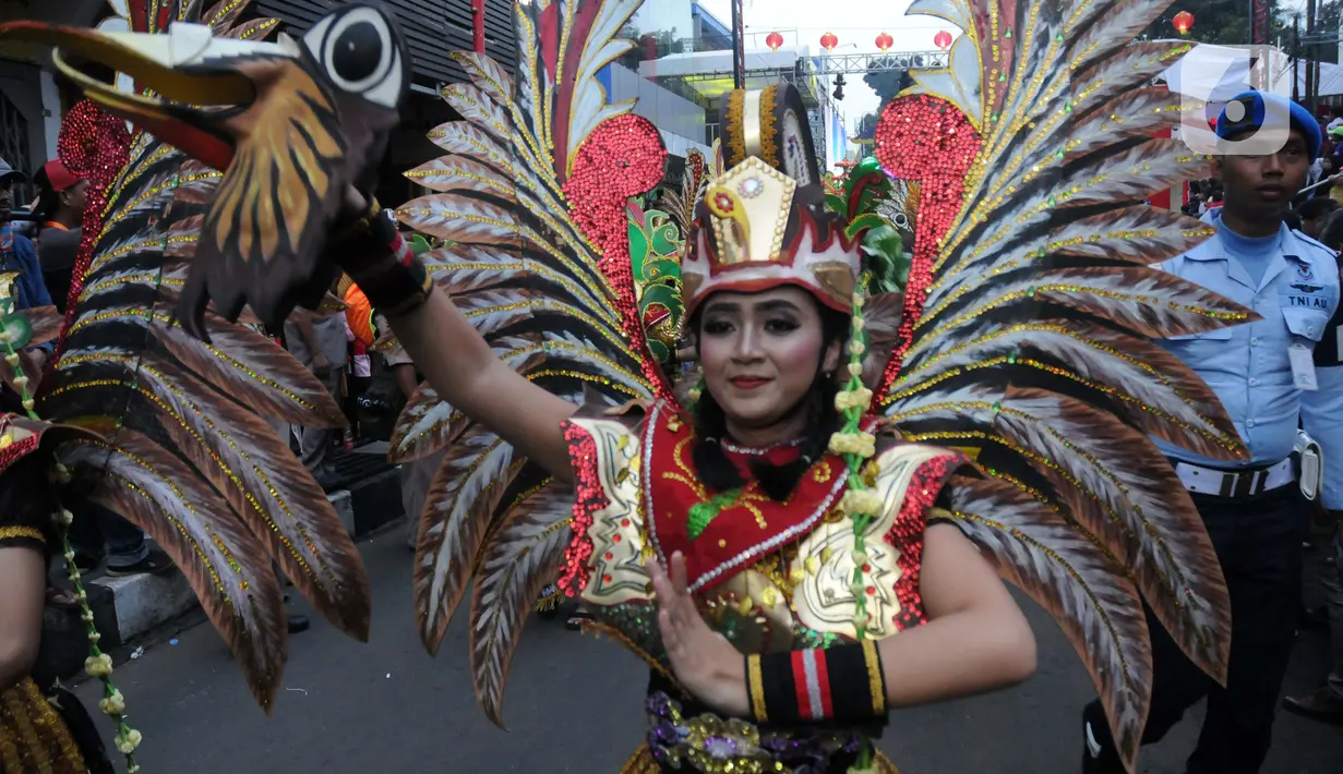 Peserta pawai Bogor Street Festival Cap Go Meh (CGM) 2020 yang digelar di Jalan Surya Kencana, Kota Bogor, Jawa Barat, Sabtu (8/2/2020). Festival bertema "Ajang Budaya Pemersatu Bangsa" dimeriahkan 25 kelompok barongsai-liong dan beragam tarian daerah. (Liputan6.com/Helmi Fithriansyah)