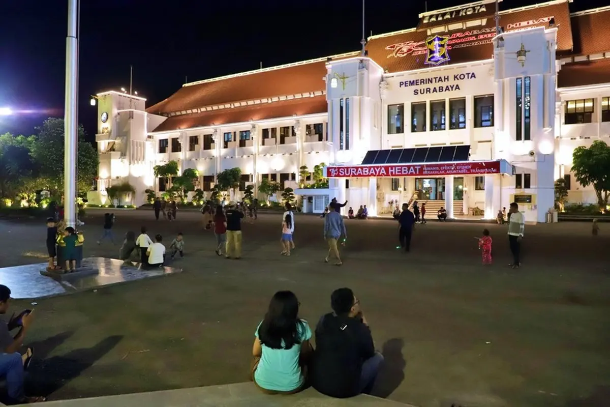 Suasana Taman Surya Surabaya saat malam hari. (Istimewa)
