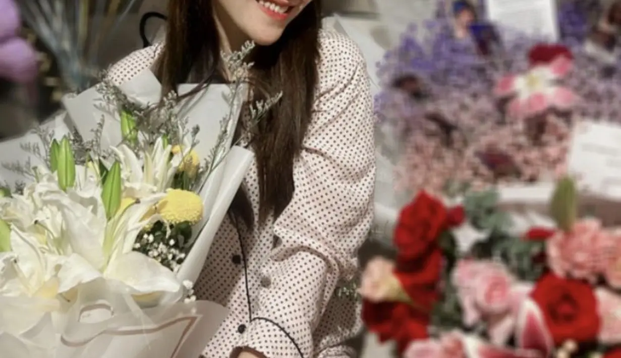 Ayu pun tampil dengan piyama polkadot serta bondu ulang tahunnya yang di kelilingi bunga dan kue ulang tahunnya. (@ayutingting92)