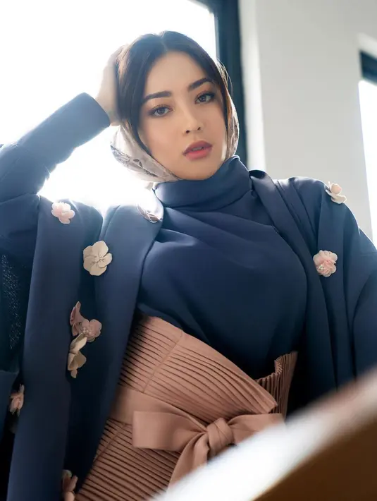 "Pertama aku search gitu di Google, bagaimana caranya kita menolong orang tua kita di sana. Aku ingat banget kata-katanya adalah, 'Doa anak salihah bisa menolong orang tua di sana'," kata Nikita Willy.(Instagram/nikitawillyofficial)