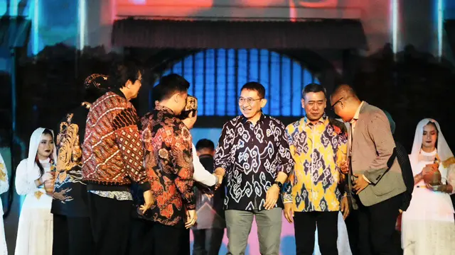 Menteri Kebudayaan Fadli Zon saat melihat Festival Komunitas Seni Media (FKSM) 2025 di Kompleks Gudang Pelabuhan PT Pelindo, Cirebon. (Dok. Rilis)