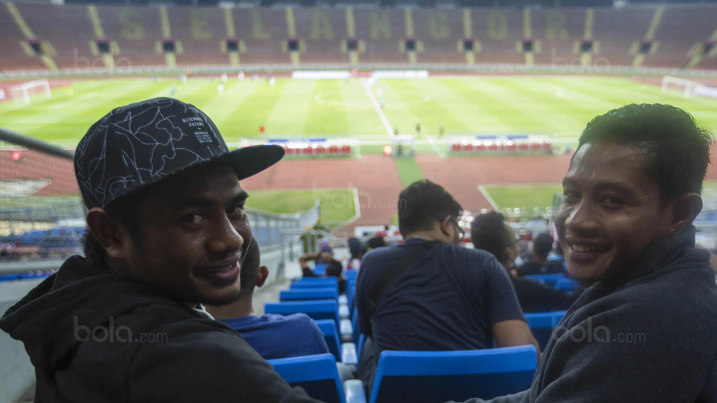 Pemain Timnas Indonesia, Evan Dimas bersama Ilham Udin Armaiyn, menonton laga Liga Premier Malaysia antara Felcra FC melawan PDRM di Stadion Shah Alam, Selangor, Jumat (2/2/2018). Kedua klub bermain imbang 1-1. (Bola.com/Vitalis Yogi Trisna)