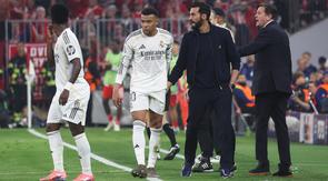 Pelatih Real Madrid, Alvaro Arbeloa (ke-2 kanan), dan Kylian Mbappe (ke-2 kiri) terlihat di pinggir lapangan selama pertandingan leg kedua perempat final Liga Champions 2025/2026 antara Bayern Munich dan Real Madrid di Munich, Jerman selatan, pada 15 April 2026. (AFP/Karl-Josef HILDENBRAND)