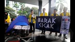 Dalam aksinya, anggota BEM UI mendirikan tenda yang dinamakan "Barak Cicak."  di depan Gedung KPK, Jakarta, Selasa (27/1/2015). Aksi Mahasiswa mendukung KPK adalah rumah kita, rumah rakyat memberantas korupsi. (Liputan6.com/Herman Zakharia)