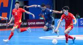 Pemain Timnas Futsal Thailand, Muhammad Osmanmusa (tengah) berusaha melewati penjagaan sejumlah pemain Vietnam dalam laga Grup B Piala Asia Futsal 2026 di Indonesia Arena, Senayan, Jakarta, Sabtu (31/01/2026). (Bola.com/Bagaskara Lazuardi)
