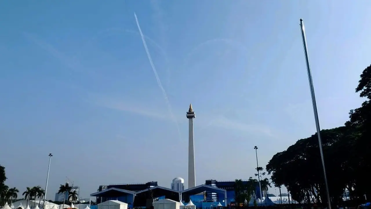 Atraksi sejumlah pesawat Jupiter Aerobatic Team dari TNI AU meliuk-liuk di langit kawasan Monumen Nasional (Monas), Jakarta. (Istimewa