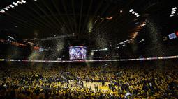 Pendukung  Golden State Warriors memadati Final NBA saat timnya menang atas Cleveland Cavaliers 110-77  pada game ke-2 di Oracle Arena. (Mandatory :Bob Donnan-USA TODAY Sports)