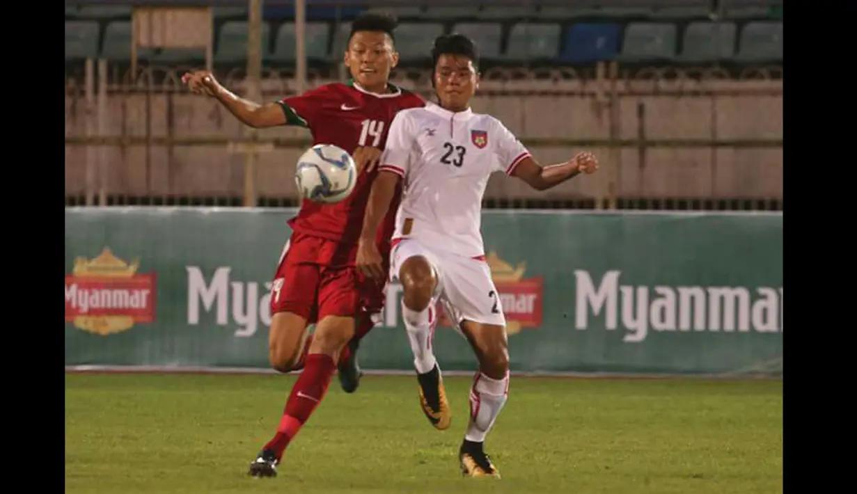 Pemain Timnas Indonesia U-19, Feby Eka Putra (kiri) berebut bola dengan pemain Myanmar pada laga grup B AFF U-18 2017 di Yangon, Myanmar (5/9/2017). Timnas Indonesia U-19 menang 2-1. (Bola.com/PSSI)