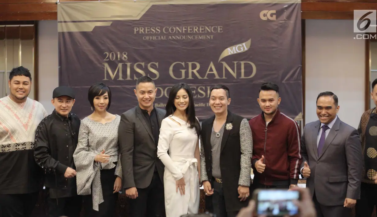 Panitia penyelenggara dan juri kecantikan Miss Grand Indonesia 2018 foto bersama usai keterangan pers di Jakarta, Jumat (6/7). Pemenang kontes kecantikan akan mengikuti Miss Grand Internasional. (Liputan6.com/Faizal Fanani)