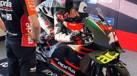 Maverick Vinales mencoba posisi mengendarai motor Aprilia RS-GP di Sirkuit Misano, San Marino. (Istimewa)