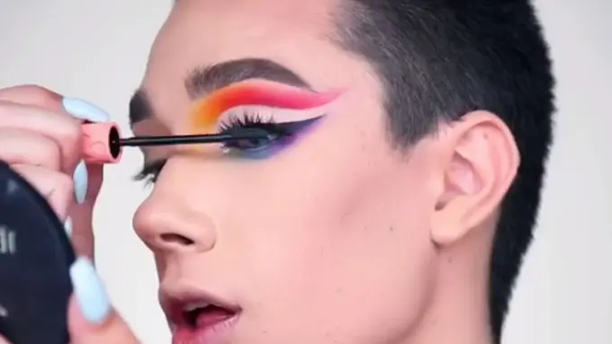 Sederet Cowok yang Miliki Skill Makeup Sempurna