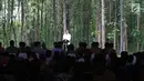 Presiden Joko Widodo berdialog dengan petani saat penyaluran SK IPHPS di Tuban, Jawa Timur, Jumat (9/3). Pada 2018 ini, Program Perhutanan Sosial akan diperluas ke 3 Kabupaten, yaitu Malang, Blitar, dan Bojonegoro. (Liputan6.com/Angga Yuniar)