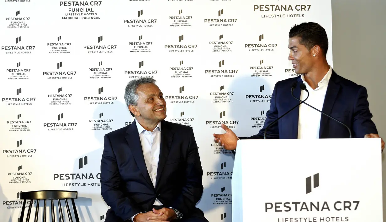 Cristiano Ronaldo memberikan sambutan saat pembukaan hotel barunya 'Pestana Hotel' di Portugal, (22/7/2016). (EPA/Homem De Gouveia)