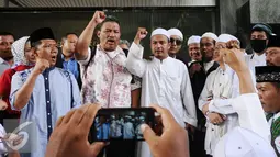 Perwakilan organisasi massa berorasi saat melaporkan Gubernur DKI Jakarta Basuki  Tjahaja Purnama ke Bareskrim Mabes Polri di Gedung KKP, Jakarta, Jumat (7/10). Ahok dilaporkan atas dugaan penodaan agama. (Liputan6.com/Helmi Fithriansyah)