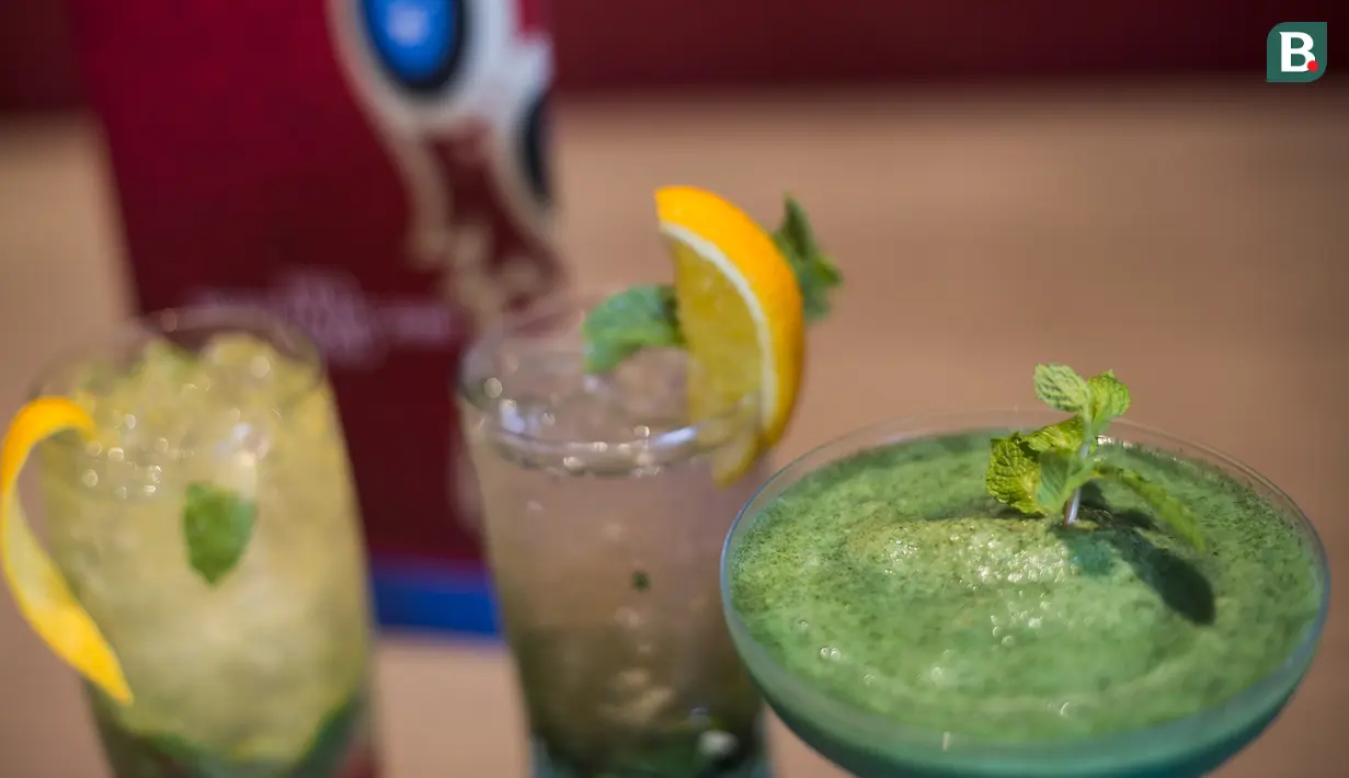 Minuman spesial dalam menu Piala Dunia saat ditawarkan di Hotel Novotel, Tangerang, Jumat (29/6/2018). Selama Piala Dunia 2018, Hotel Novotel mengadakan acara nonton bareng. (Bola.com/Vitalis Yogi Trisna)