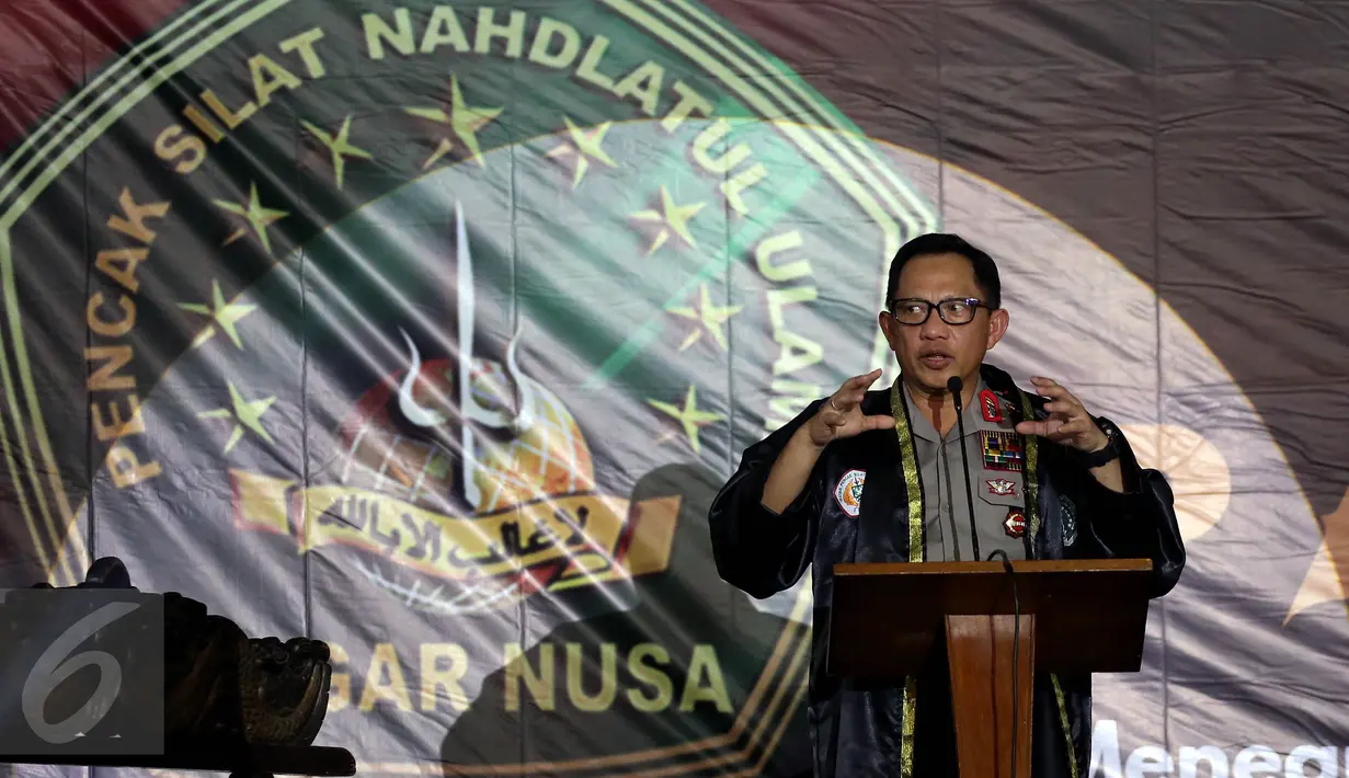 Kapolri Jendral Tito Karnavian memberikan sambutan di acara pembukaan Kongres III PSNU di TMII, Jakarta, Rabu (3/5). Dalam kongres tersebut Kapolri menghimbau untuk menjaga Kesatuan NKRI dalam Pencak Silat. (Liputan6.com/Johan Tallo)