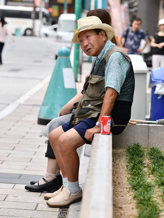 Mantan petinju profesional Jepang, Iwao Hakamada (82) yang dijatuhi hukuman mati, berjalan di Hamamatsu, Prefektur Shizuoka, 28 Agustus 2018.  Hakamada kini bisa berjalan-jalan dengan bebas meski ancaman eksekusi tetap membayanginya. (KAZUHIRO NOGI/AFP)