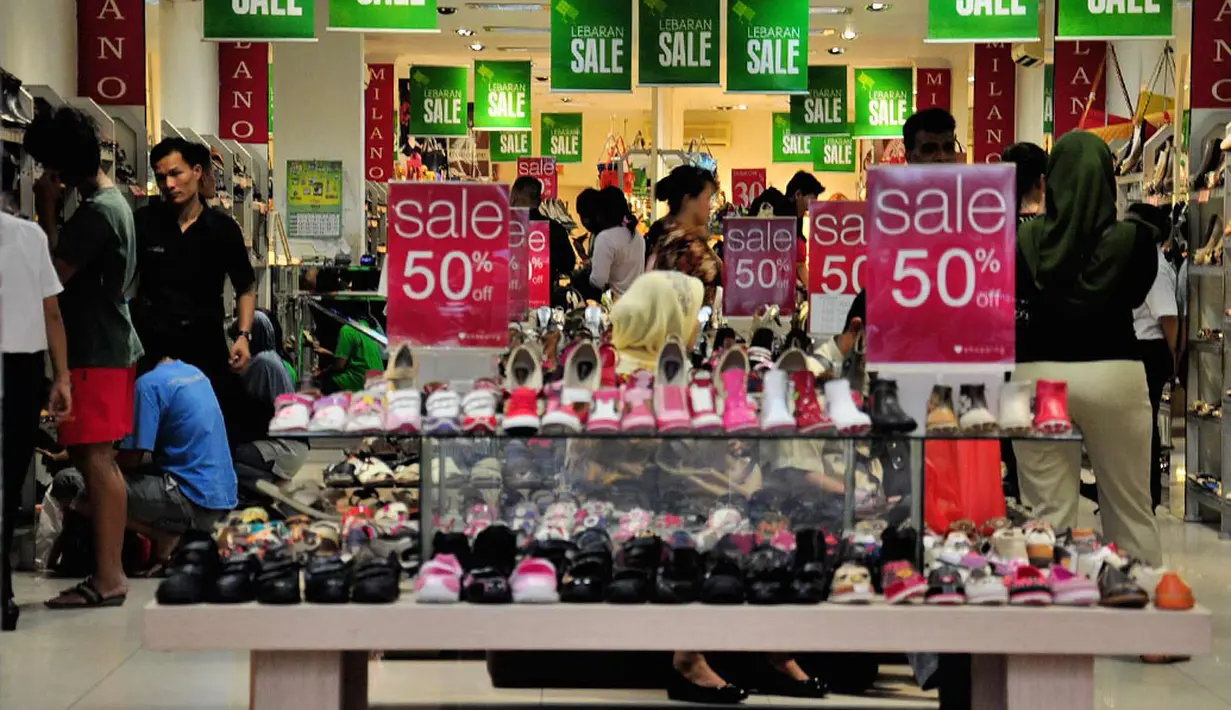 Beragam barang ditawarkan di sejumlah toko yang ada di kawasan Pasar Baru, Jakarta, dengan potongan harga hingga 50 persen, (25/7/2014). (Liputan6.com/Faizal Fanani)