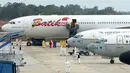 <p>Sejumlah Warga Negara Indonesia (WNI) yang dievakuasi dari Wuhan, China keluar dari pesawat Batik Air Airbus 330-300CEO di bandara internasional Hang Nadim, Batam, Minggu (2/2/2020). Para WNI langsung ke luar pesawat untuk selanjutnya menuju Natuna, Kepulauan Riau. (AFP/Ricky Prakoso)</p>