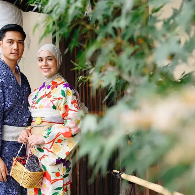 7 Pemotretan Keluarga Nycta Gina Pakai Kimono, Anak Sulungnya Bak Warga Lokal
