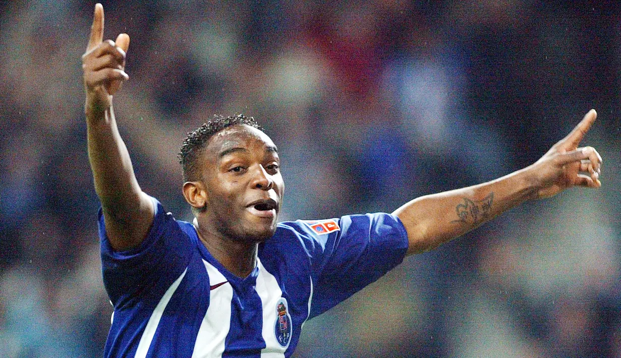 Pemain termahal yang dibeli Jose Mourinho di FC Porto adalah Benni McCarthy. Striker asal Afrika Selatan itu dibeli dari Celta Vigo dengan harga 3,5 juta euro. (Photo by MIGUEL RIOPA / AFP)