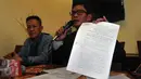 Wakil Sekjen DPP PPP hasil Muktamar Jakarta, Ahmad Bay Lubis (kanan) menunjukkan laporan terhadap ketua umumnya Djan Faridz ke Bareskrim Mabes Polri atas dugaan pemalsuan formatur PPP, saat jumpa pers di Jakarta, Kamis (24/3). (Liputan6.com/Johan Tallo)