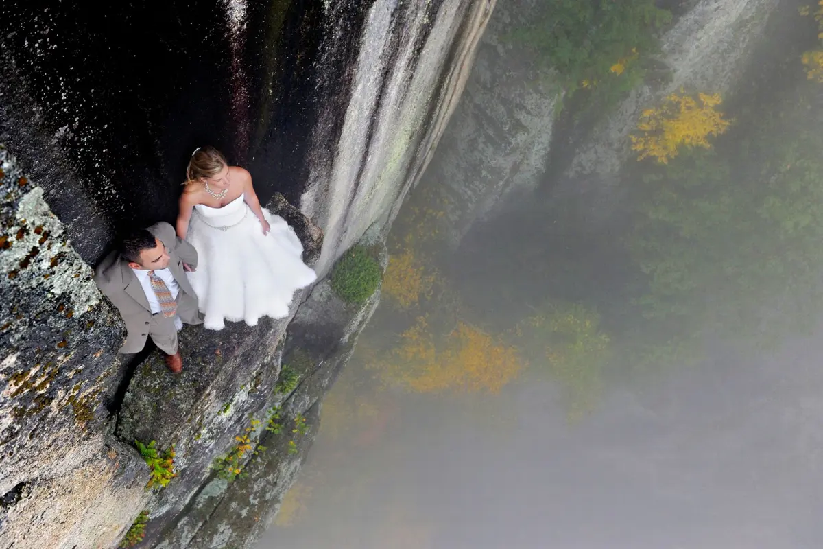 Pasangan Ini Lakoni Sesi Foto 'Pre Wedding' dengan Pose Ekstrem