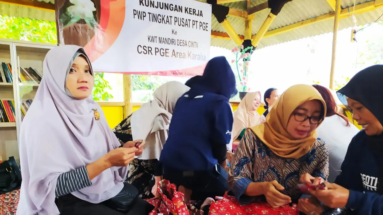 Nampak Wakil Ketua Persatuan Wanita Petra (PWP) Tingkat Pusat PT PGE Ira Eko Agung, tengah mendapatkan pengarahan cara mengolah dan mendaur ulang sampah plastik di Desa Cinta, Garut, Jawa Barat