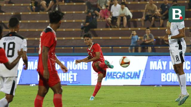 Pemain timnas Indonesia, Marcelino Ferdinand, menendang bola saat melawan Timor Leste dalam pertandingan lanjutan babak penyisihan grup A Sea Games 2021 Vietnam di Viet Tri Stadium, Phu Tho, Vietnam, Selasa (10/5/2022). (Bola.com/Ikhwan Yanuar)