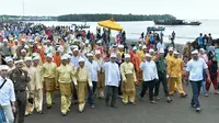 Wakil Gubernur Jambi, Fachrori Umar dan Bupati Tanjabtim, Romi Haryanto bersama ribuan warga bersiap mengikuti ritual mandi safar. (Liputan6.com/B Santoso)