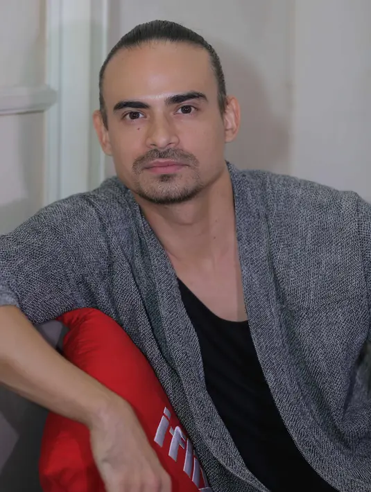 "Aku bangga sebenernya ngeliat dia seperti itu. Senang sekali, dia memulai memang dari sinetron, kemudian memang dia suka nyanyi," kata Ashraf Sinclair saat dijumpai di Empirica, SCBD, Sudirman, Jakarta, Kamis (25/8/2016). (Andy Masela/Bintang.com)