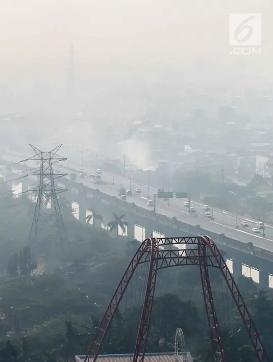Penampakan polusi udara di langit Jakarta Utara, Senin (29/7/2019). Menurut AirVisual di situsnya, Air Quality Index (AQI) Jakarta berada di angka 188 pada pagi tadi. (Liputan6.com/Faizal Fanani)