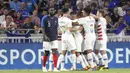 Para pemain Amerika Serikat merayakan gol saat melawan Prancis pada laga uji coba di Groupama stadium, Decines, Lyon (9/6/2018). Prancis dan Amerika bermain imbang 1-1. (AP/Laurent Cipriani)