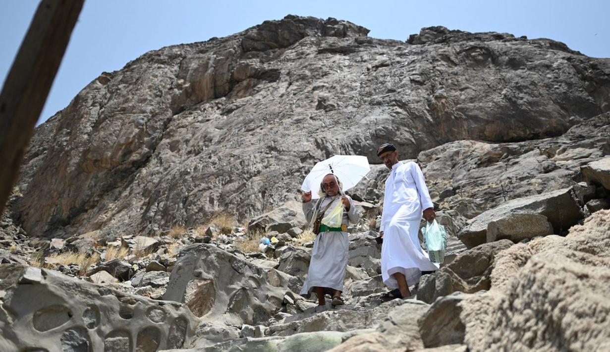 <p>Di dalam Gua Hira, tepatnya pada malam Nuzulul Quran, Nabi Muhammad SAW menerima wahyu berupa lima ayat pertama Surat Al Alaq yang menyampaikan perintah untuk membaca. (Sajjad HUSSAIN/AFP)</p>