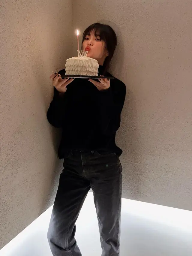 Akui Dirinya Sudah Tua, Ini 6 Pesona Song Hye Kyo di Usia 41 Tahun