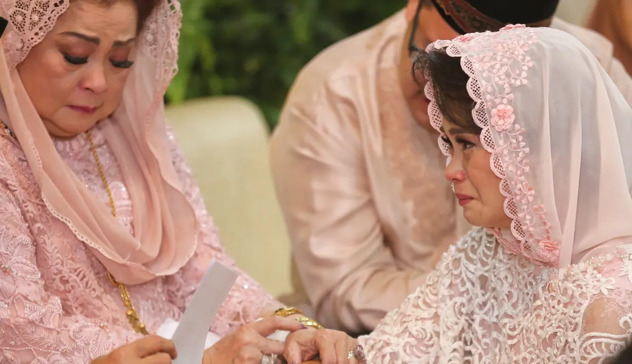 Rangkaian acara selanjutnya setelah pembacaan ayat-ayat suci Alquran, dilanjutkan dengan minta izin pada orangtua, Idris Priyatna dan Shirley Daisy Idris. Suasana haru terlihat saat pemeran sinetron itu minta izin untuk menikah. (Adrian Putra/Bintang.com)