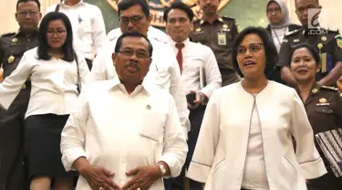 Jaksa Agung M. Prasetyo bersama Menteri Keuangan Sri Mulyani Indrawati seusai menggelar konferensi pers terkait putusan gugatan persidangan internasional di Gedung Kejaksaan Agung, Jakarta, Senin (1/4). (Liputan6.com/Immanuel Antonius)