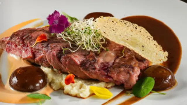 Menu Wagyu Rawon Steak Diluncurkan Hasil Kolaborasi Steak Hotel by HOLYCOW! dengan KEMENPAREKRAF. dok. HOLYCOW!