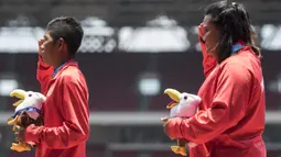 Atlet tolak peluru Indonesia, Suparniyati, hormat bendera saat seremoni usai meraih medali emas Asian Para Games 2018 di SUGBK, Jakarta, Senin (8/10/2018). (Bola.com/Vitalis Yogi Trisna)
