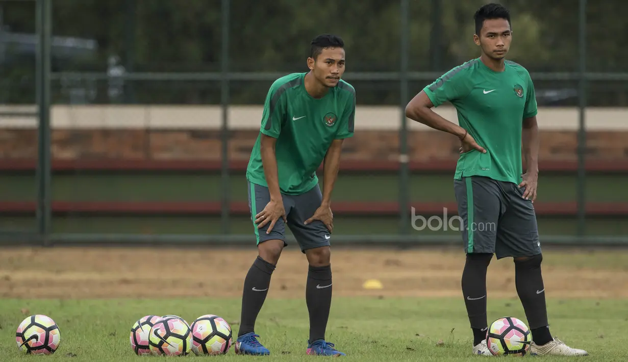 Pemain Timnas Indonesia U-22, Bagas Adi Nugroho dan Ricky Fajrin (kiri), berlatih di Lapangan SPH Karawaci, Banten, Sabtu (10/6/2017). Latihan ini merupakan persiapan jelang laga persahabatan melawan Puerto Rico. (Bola.com/Vitalis Yogi Trisna)