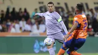 Cristiano Ronaldo. Meski baru membela Al-Nassr FC sejak tengah musim 2022/2023 setelah meninggalkan Manchester United, Cristiano Ronaldo langsung unjuk ketajaman dengan mencetak 11 gol dan 2 assist dari total 10 laga. Ia bahu membahu dengan rekannya, Talisca menjadi duet mesin gol yang ditakuti lawan. (AFP/Abdulaziz Al Noman)