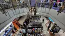 Pengunjung beraktivitas di pusat perbelanjaan Ambasador, Jakarta, Rabu (23/6/2021). Pemerintah memperkuat Pemberlakuan Pembatasan Kegiatan Masyarakat (PPKM) skala mikro, di antaranya pembatasan jam operasional pusat perbelanjaan yang dibatasi sampai pukul 20.00WIB. (Liputan6.com/Johan Tallo)
