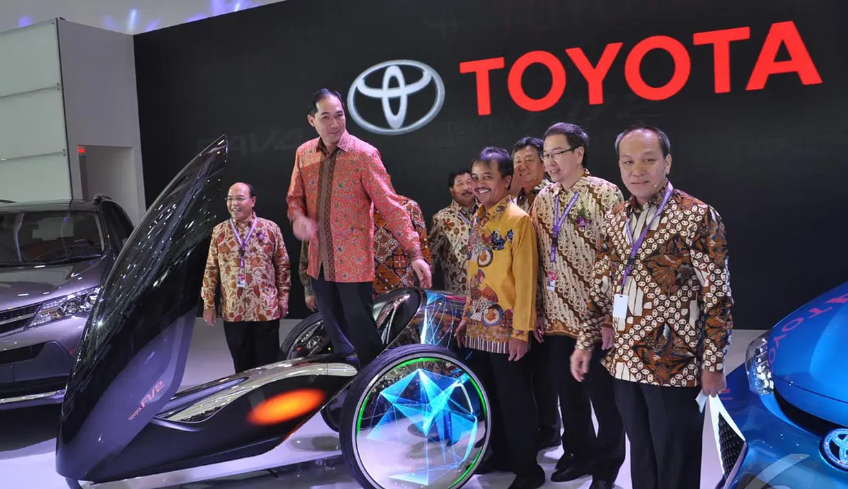 Mendag dan Menpora melihat Mobil unik Toyota FV-2, JIEXpo, Jakarta, Kamis (18/9/2014) (Liputan6.com/Miftahul Hayat)