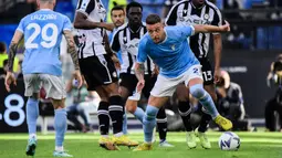 Pemain Lazio, Sergej Milinkovic-Savic menggiring bola melewati pemain Udinese pada laga lanjutan Liga Italia 2022/2023 di Olympic Stadium, Roma, 16 Oktober 2022. Milinkovic-Savic merupakan salah satu pilar penting di skuad Lazio. Ia tercatat telah memainkan 341 pertandingan di semua kompetisi bersama Biancoceleste sejak tahun 2015. Sejauh ini, pria berkebangsaan Serbia tersebut telah mengemas 69 gol dan 59 assist. Lazio dikabarkan berencana menjual sang pemain pada bursa musim panas ini. (AFP/Filippo Monteforte)
