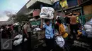 Pedagang berusaha mengeluarkan barang dagangan mereka yang tersisa dari Pasar Senen, Jakarta Pusat yang dilanda kebakaran, Kamis (19/1). Petugas belum dapat menyimpulkan nilai kerugian dan korban jiwa karena kebakaran itu. (Liputan6.com/Faizal Fanani)