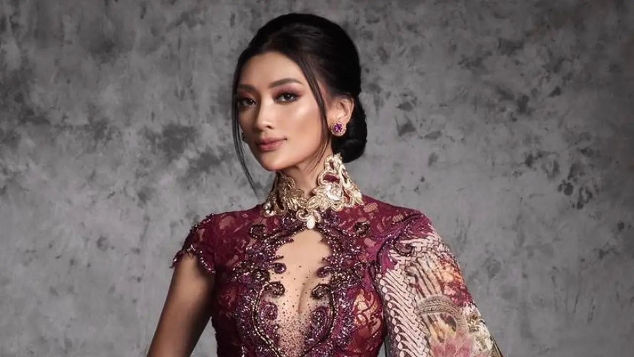 Raih Top 15 Miss Elegance, 8 Ini Potret Menawan Adinda Cresheilla Berbalut Kebaya Intan Avantie di Miss Supranational 2022