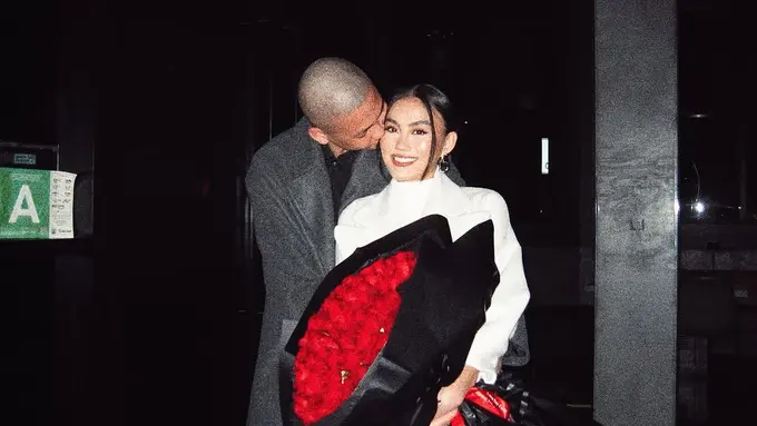 Gaya Bucin Agnez Mo dan Adam Rosyadi Rayakan Anniversary ke-4, Tampil Cantik dengan Wajah Glowing Saat Dapat Hand Bouquet Mawar