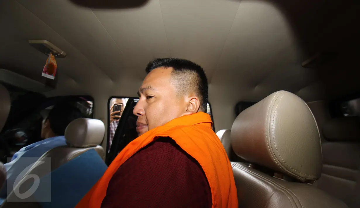 Marisi Matondang menaiki mobil usai menjalani pemeriksaan di KPK, Jakarta, Kamis (2/3). Marisi diperiksa sebagai tersangka atas kasus pengadaan alkes di RS Khusus Pendidikan Penyakit Infeksi dan Pariwisata Universitas Udayana. (Liputan6.com/Helmi Afandi)