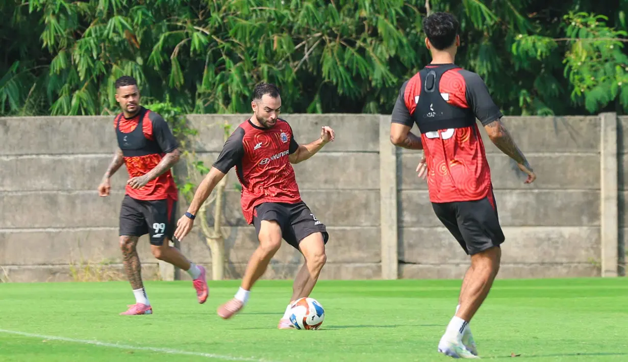 Sementara, pemain pilar lainnya seperti Rizky Ridho dan Jordi Amat juga dalam kondisi bugar. Tampak dalam foto, Pemain Persija Jakarta, Jordi Amat (tengah) saat mengikuti sesi latihan di Persija Training Ground, Bojongsari, Kota Depok, Jawa Barat, Kamis (7/5/2026). (Bola.com/M Iqbal Ichsan)